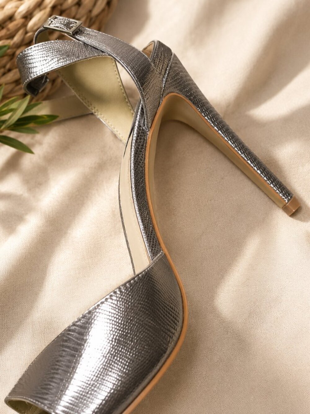 Vince Camuto Silver Metallic Genuine Leather Heels Sandals Size 8.5 - Picture 6 of 7